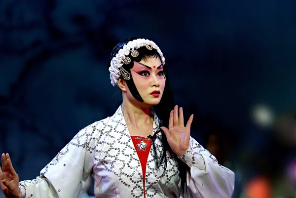 Pretty chinese traditional opera actress with theatrical costume — Stock Photo, Image