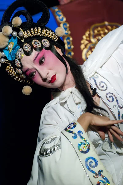 Vrij chinese traditionele opera actrice met theatrale kostuum — Stockfoto