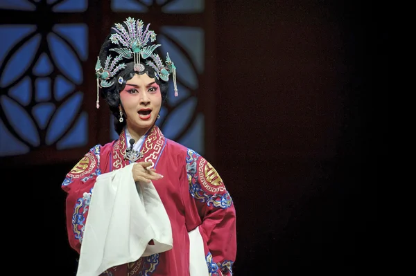 Jolie actrice d'opéra traditionnelle chinoise avec costume théâtral — Photo