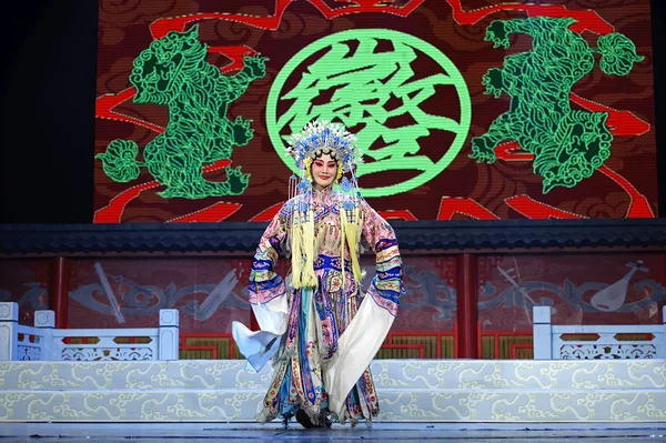 Hübsche traditionelle chinesische Opernsängerin mit theatralischem Kostüm — Stockfoto