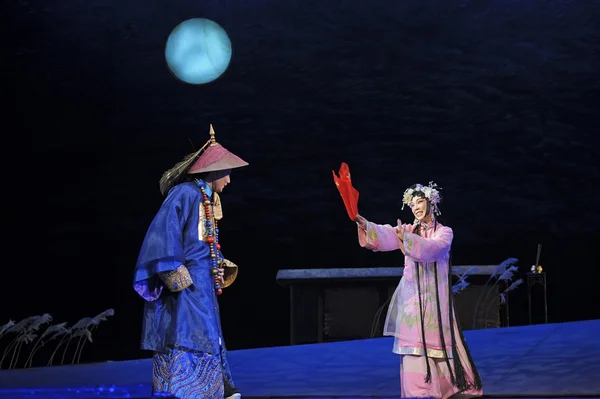 Acteur d'opéra traditionnel chinois avec costume théâtral — Photo