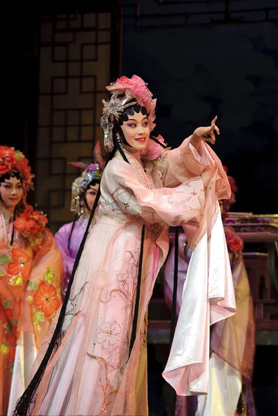 Pretty chinese traditional opera actress with theatrical costume — Stock Photo, Image