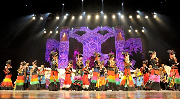 Kínai Yi nemzeti táncosok — Stock Fotó