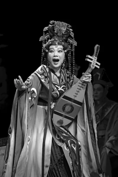 Vrij chinese traditionele opera actrice met theatrale kostuum — Stockfoto