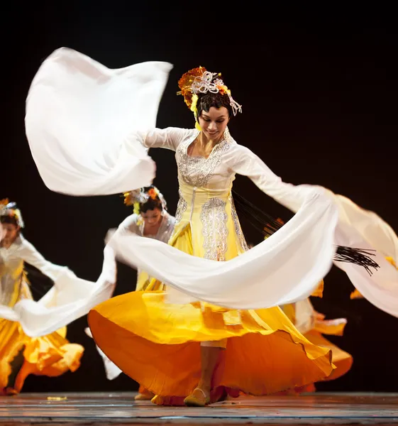 Meninas dançando chinesas bonitas — Fotografia de Stock