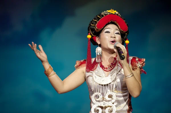 Chinese etnische zanger van yi nationaliteit — Stockfoto