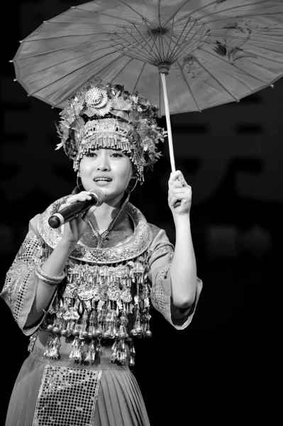 中国のミャオ族の民族歌手 — ストック写真