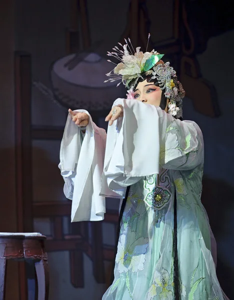 Actriz de ópera tradicional bastante china con traje teatral — Foto de Stock