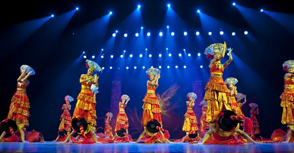 Dança étnica chinesa de nacionalidade Yi — Fotografia de Stock