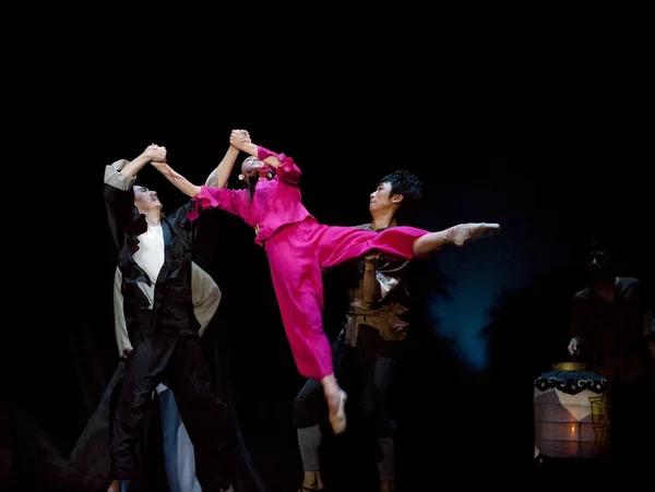 Chiński ballet: Red oderwania kobiet — Zdjęcie stockowe
