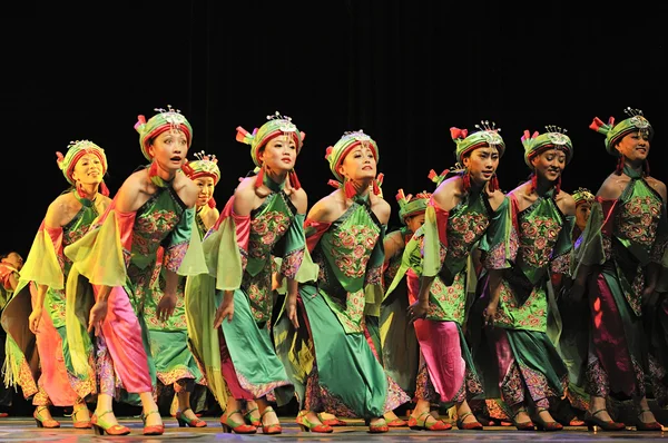 Bailarines étnicos chinos de Qiang — Foto de Stock