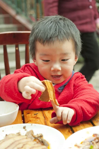 Is het eten van een jongen baby — Stockfoto