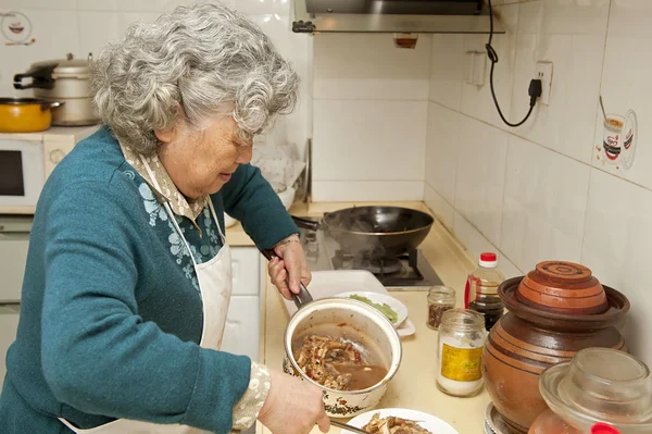 Büyükannem yemek — Stok fotoğraf