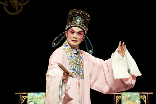 Китайський традиційний оперний актор з театральним костюмом — стокове фото