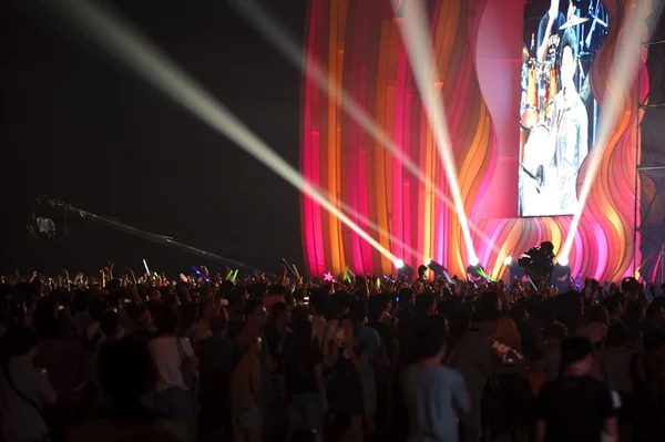 Concierto de música en vivo con multitud y espectacular relámpago — Foto de Stock