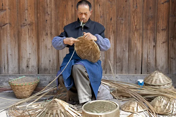 Hombre y artesanía tradicional — Foto de Stock