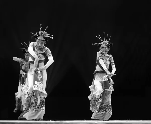 Danseurs ethniques Yi chinois — Photo