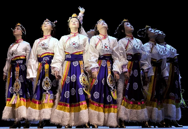 Guapas bailarinas tibetanas —  Fotos de Stock