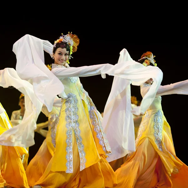 Menina dança chinesa bonita — Fotografia de Stock