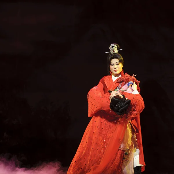 Bastante chinesa tradicional atriz de ópera com traje teatral — Fotografia de Stock