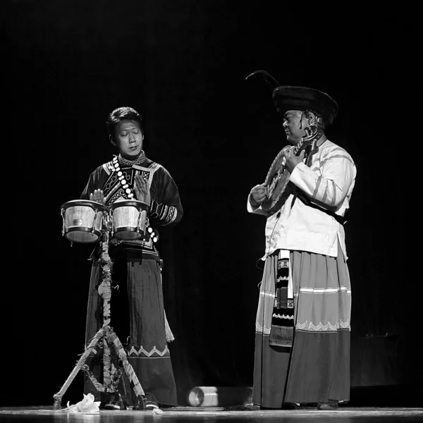 Tari etnis Cina kebangsaan Yi — Stok Foto