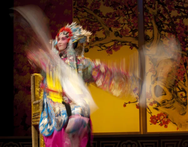 Pretty chinese traditional opera actress with theatrical costume — Stock Photo, Image