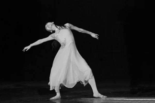 Dancer performs modern solo dance — Stock Photo, Image