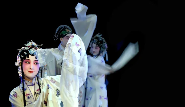 Pretty chinese traditional opera actress with theatrical costume — Stock Photo, Image