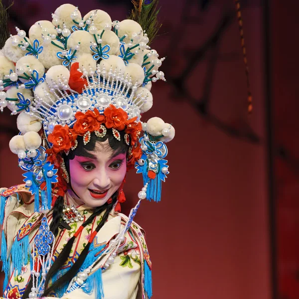 Ηθοποιός αρκετά κινεζική παραδοσιακή όπερα με θεατρικό κοστούμι — Φωτογραφία Αρχείου