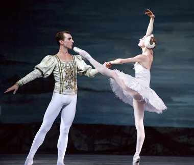 Rus Kraliyet Balesi tarafından gerçekleştirilen Kuğu Gölü Balesi