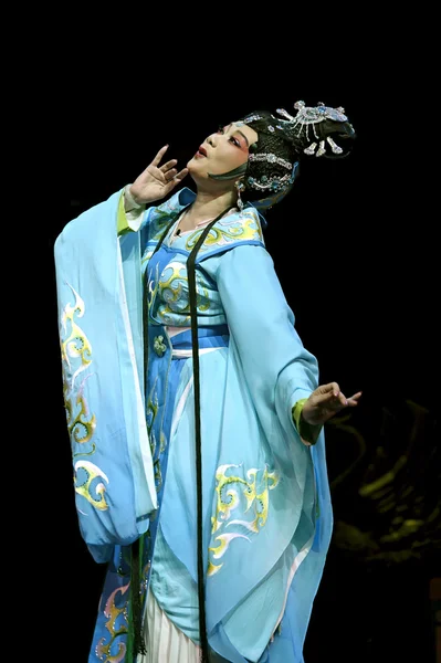 Jolie actrice d'opéra traditionnelle chinoise avec costume théâtral — Photo