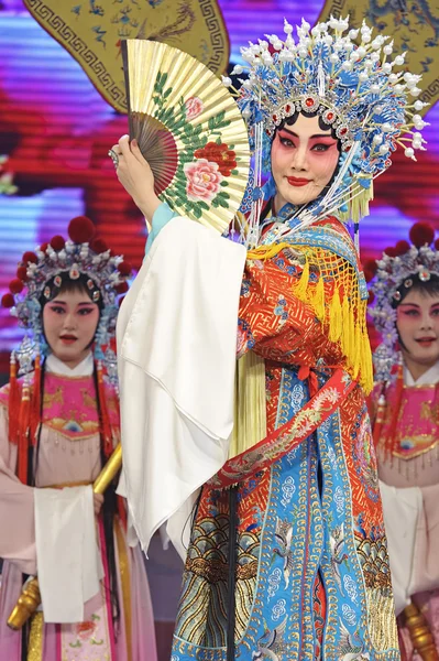 Ganska kinesiska traditionell opera skådespelare med teatraliska kostym — Stockfoto