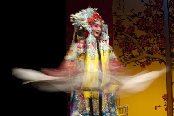 Vrij chinese traditionele opera actrice met theatrale kostuum — Stockfoto