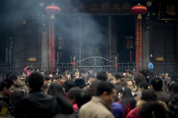 Brûler de l'encens pour prier dans le temple — Photo