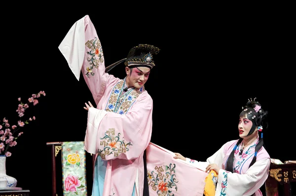 Pretty chinese traditional opera actress with theatrical costume — Stock Photo, Image