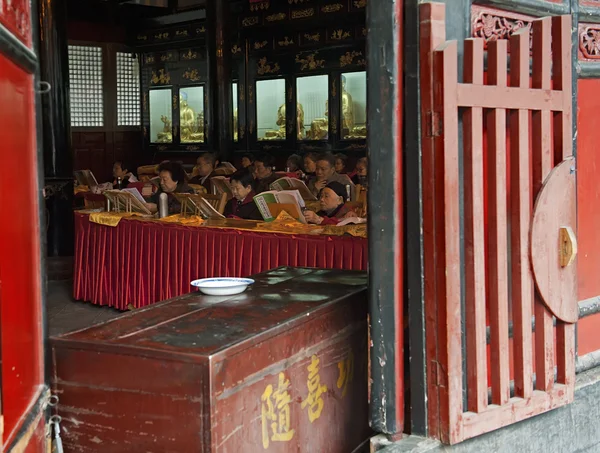 Budistas estão cantando sutras no Mosteiro de Wenshu — Fotografia de Stock