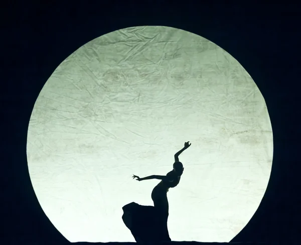 Zarif dansçı siluet — Stok fotoğraf