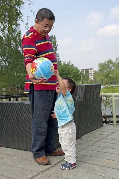 Barnet leker med papa — Stockfoto