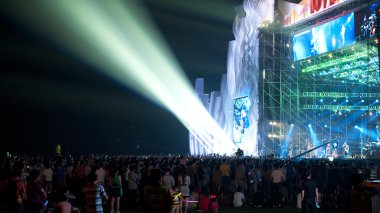kalabalık ve muhteşem yıldırım ile canlı müzik konser