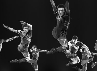 Modern dansçı atlama