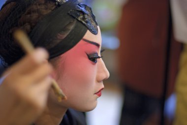Çin opera oyuncu yüzü performa önce boyama
