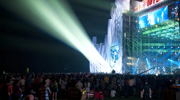 现场音乐演唱会与人群和壮观的闪电 — 图库照片