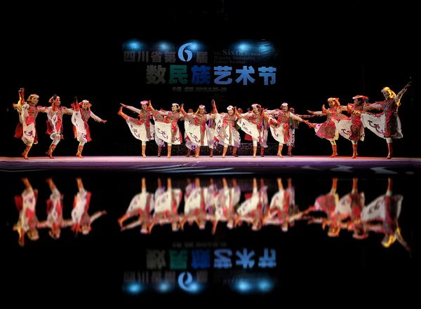 Bailarines étnicos mongoles —  Fotos de Stock
