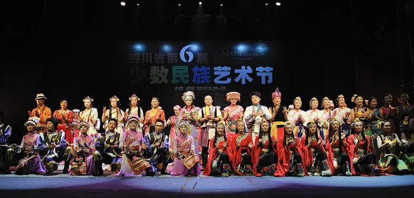 Čínských etnických tanečnice — Stock fotografie