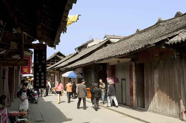 Gente caminando por una calle en la ciudad tradicional china — Foto de Stock