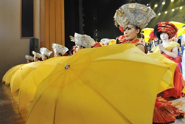 Vrij chinese dansende meisje — Stockfoto