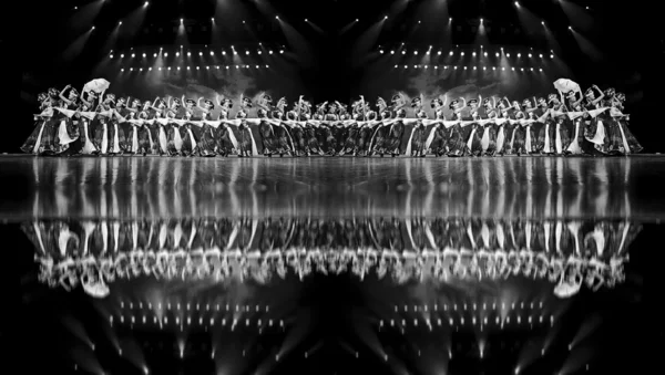 Dança étnica chinesa de nacionalidade Yi — Fotografia de Stock