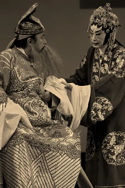 Attori d'opera tradizionali cinesi con costume teatrale — Foto Stock