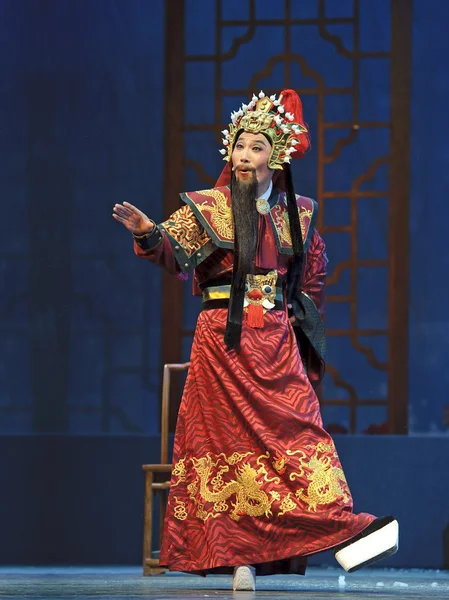 Ator de ópera tradicional chinesa com traje teatral — Fotografia de Stock