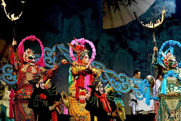 Actores de ópera tradicionales chinos con disfraz teatral —  Fotos de Stock